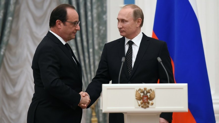 Le président français François Hollande et son homologue russe Vladimir Poutine au Kremlin à la fin de leur conférence de presse le 26 novembre 2015 à Moscou
