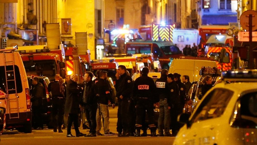 Secours et forces de sécurité dans la nuit du 13 au 14 novembre 2015 près du Bataclan à Paris