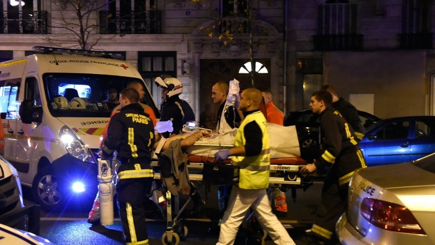 Une victime de l'attaque contre le Bataclan évacuée par les secours le 14 novembre 2015 à Paris