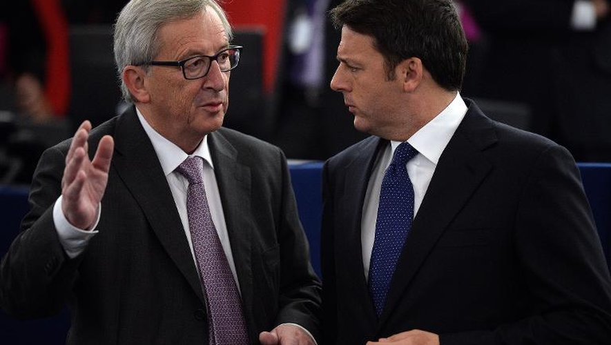 Le Premier ministre italien Matteo Renzi en compagnie du président de la Commission européenne Jean-Claude Juncker au Parlement européen de Strasbourg le 25 novembre 2014