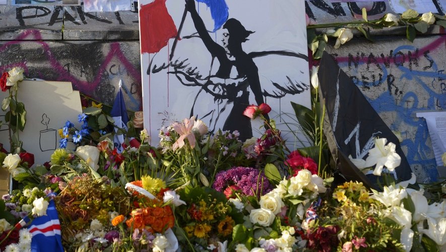 Des fleurs en hommage aux victimes des attaques du 13 novembre, jonchent la  place de la République le 26 novembre 2015 à Paris