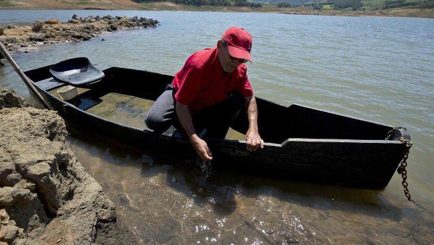 Le pêcheur brésilien Ernane da Silva sur le barrage de Jacarei, à Piracaia, à 110 km de Sao Paulo, le 19 novembre 2014