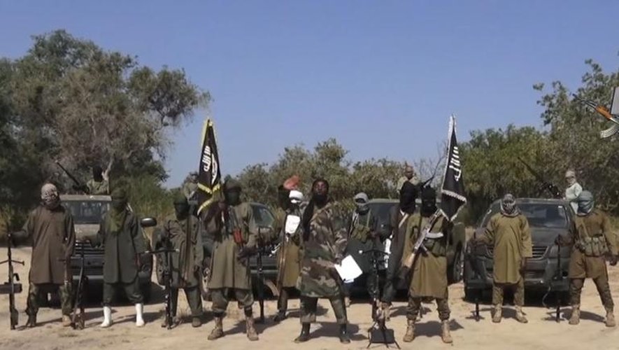 Capture d'image d'une vidéo de Boko Haram, obtenue le 31 octobre 2014, montrant le leader du groupe islamiste armé nigérian, Haram Aboubakar Shekau (c) faisant une déclaration