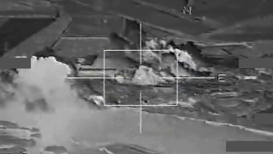 Capture d'image tirée d'une vidéo fournie par l'ECPAD le 17 novembre 2015 montrant un site du groupe Etat islamique touché par une frappe aérienne française à Raqa