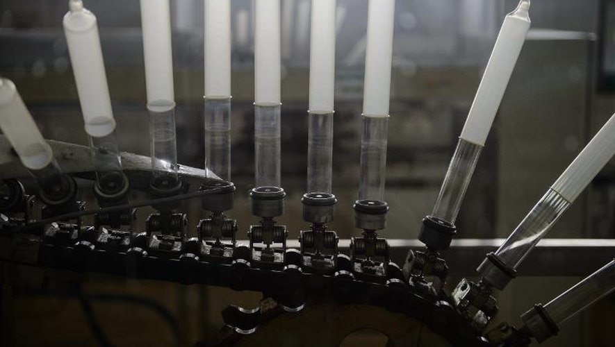 Des préservatifs fabriqués et testés dans l'usine Natex de Xapuri, dans l'Etat amazonien de l'Acre, le 7 octobre 2014