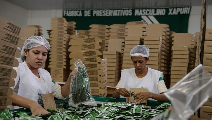 Conditionnement de préservatifs à l'usine Natex de Xapuri, dans le nord-ouest du Brésil, le 7 octobre 2014