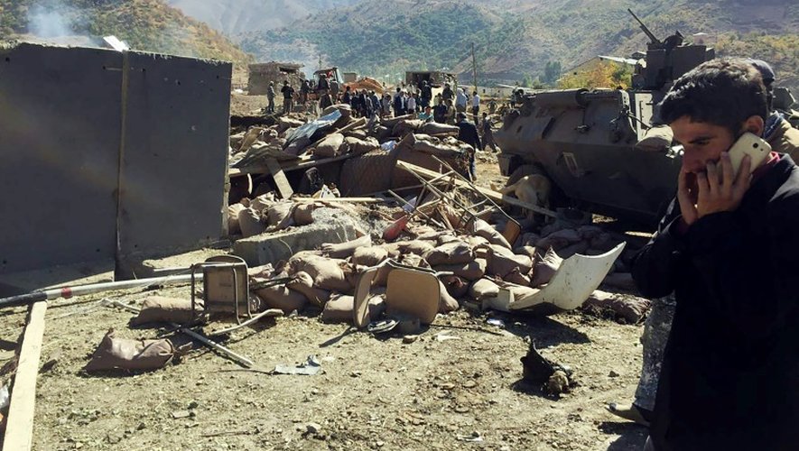 Site de l'explosion d'une voiture piégée devant un poste de police dans la province de Hakkari, dans le sud-est de la Turquie à majorité kurde, le 9 octobre 2016