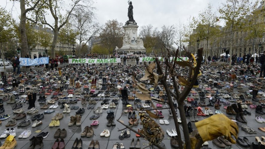 La place de la République à Paris recouvertes de chaussures en lieu et place d'une marche pour le climat interdite après les attentats, le 29 novembre 2015