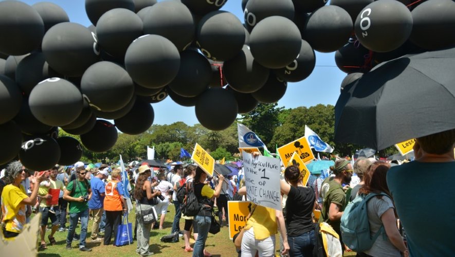 Des ballons de baudruche noirs flottent au-dessus d'un rassemblement pour le climat à Sydney, le 29 novembre 2015