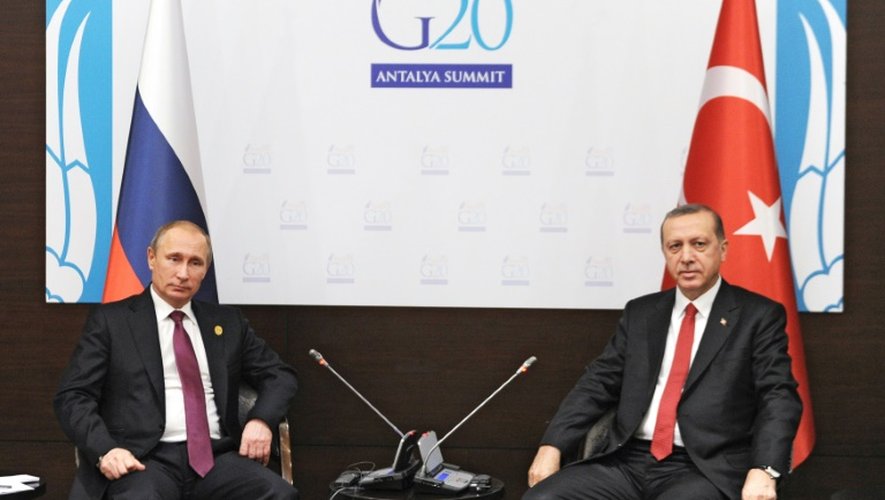 Le président russe Vladimir Poutine (g) et son homologue turc Recep Tayyip Erdogan, à Antalya, en Turquie, le 16 novembre 2015