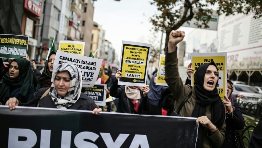 Des manifestants brandissent des pancartes contre la politique russe en Syrie, à Istanbul le 27 novembre 2015
