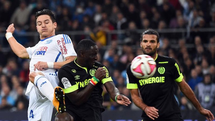 Le milieu offensif marseillais Florian Thauvin (g) devance la défense de Nantes et ouvre le score pour l'OM, le 28 novembre 2014 au stade Vélodrome