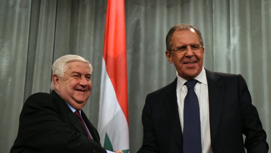 Le chef de la diplomatie syrienne, Walid Mouallem (g) et son homologue russe Sergueï Lavrov, à Moscou le 27 novembre 2015