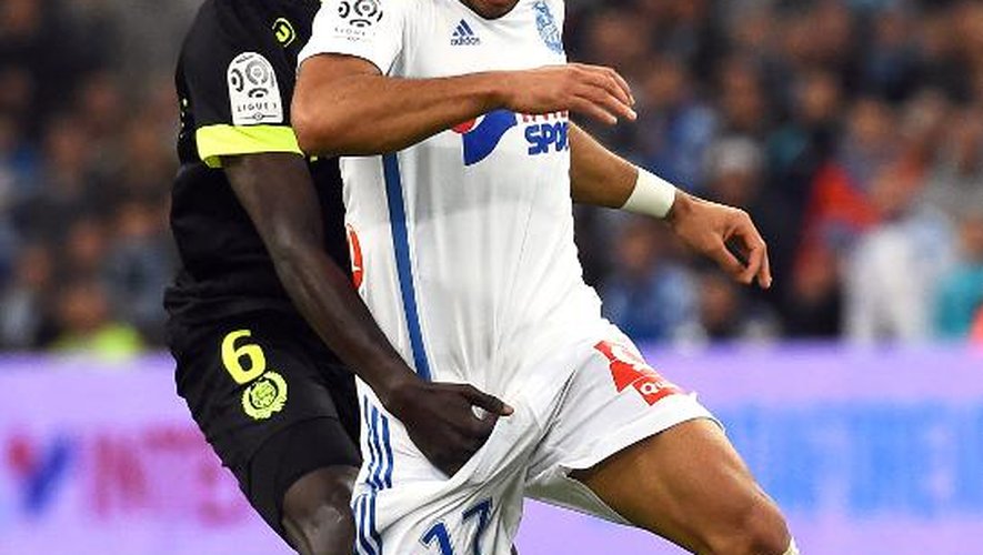 L'attaquant de Marseille Dimitri Payet (d) à la lutte avec le Nantais Rémi Gomis, le 28 novembre 2014 au Vélodrome