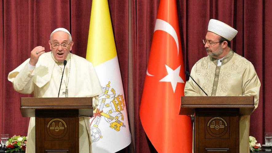 Le pape s'exprime lors d'une conférence de presse avec Mehmet Gormez le responsable des affaires religieuses de Turquie, le 28 novembre 2014 à Ankara