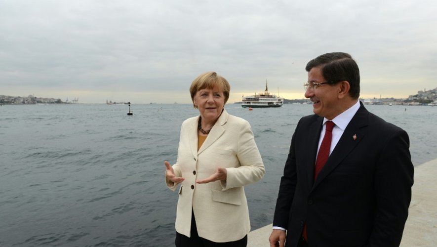 La chancelière allemande Angela Merkel (g) et le Premier ministre turc Ahmet Davutoglu, le 18 octobre 2015 à Istanbul