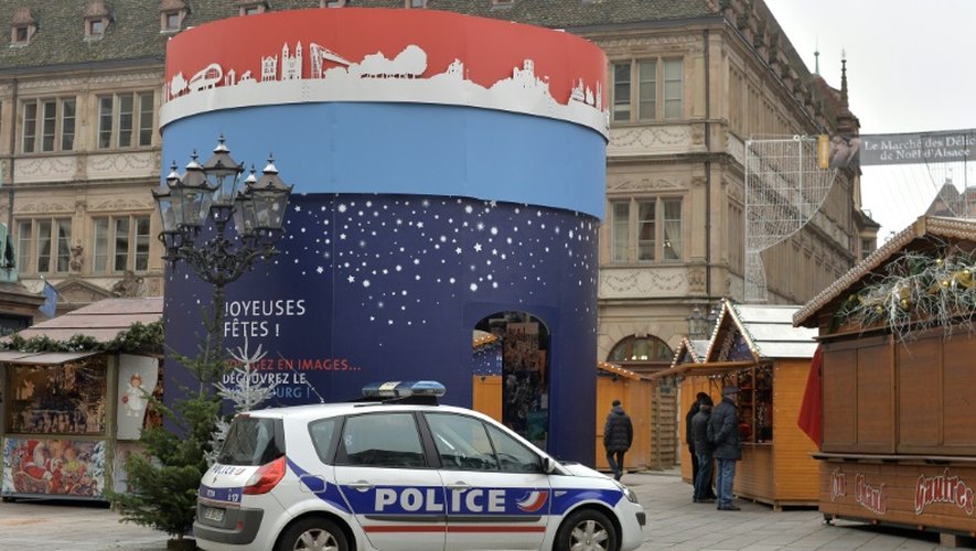 Une voiture de police devant le marché de Noël de Strasbourg le 27 novembre 2015