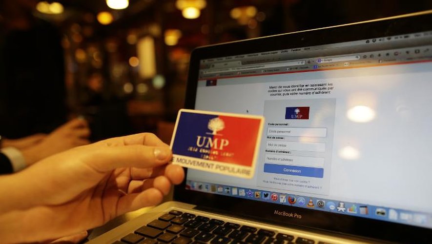 Un sympathisant de l'UMP lors du vote électronique pour choisir le nouveau président, le 28 novembre 2014 à Paris