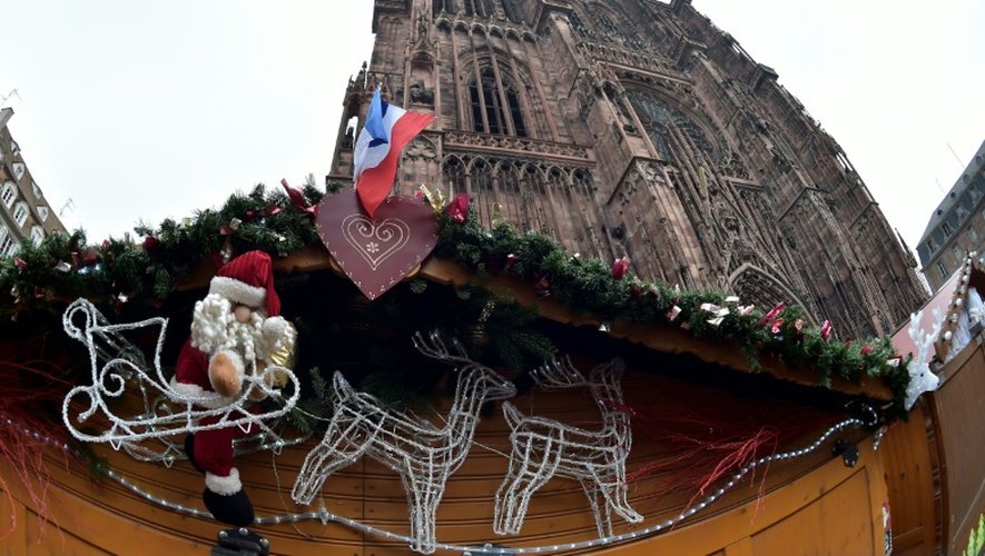Le drapeau français planté sur un stand du marché de Noël de Strasbourg le 27 novembre 2015