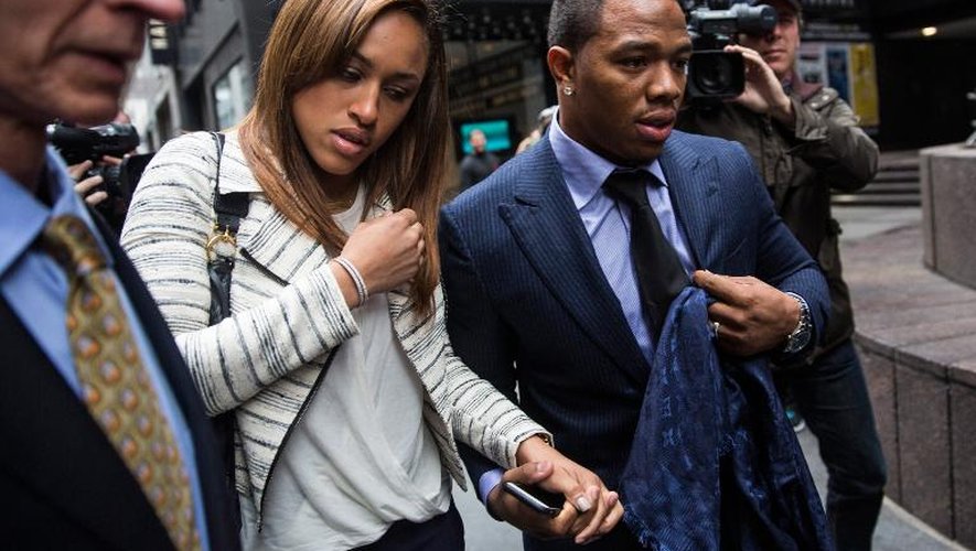 Le joueur de football américain Ray Rice et sa femme Janay Palmer, arrivent pour une audition le 5 novembre 2014 au tribunal de New York