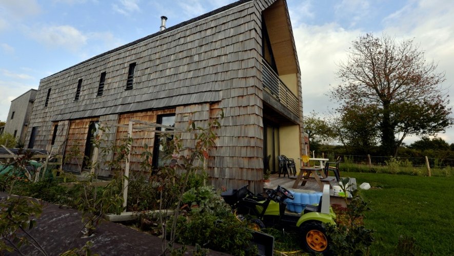 Une maison écologique construite à Hédé-Bazouges, en Bretagne, le 15 octobre 2015