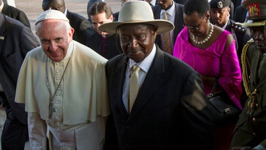 Le pape François (g) et le président ougandais Yoweri Museveni, le 27 novembre 2015 à Entebbe