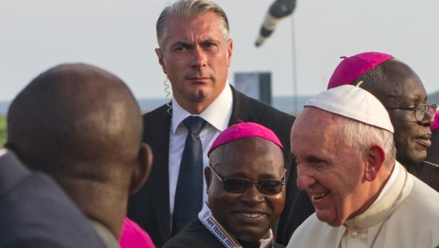 Le pape François (d) salue des dignitaires à son arrivée en Ouganda, le 27 novembre 2015 à Entebbe
