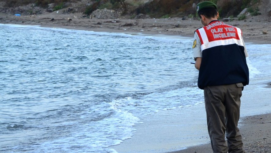 Un officier turc s'approche du corps d'Aylan Kurdi, un enfant syrien retrouvé mort sur une plage de Bodrum, en Turquie, le 2 septembre 2015
