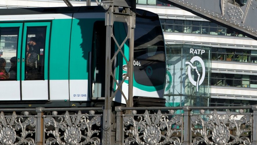 La préfecture de police de Paris recommande fortement d'"éviter d'utiliser les transports en commun sauf nécessité" dimanche et lundi