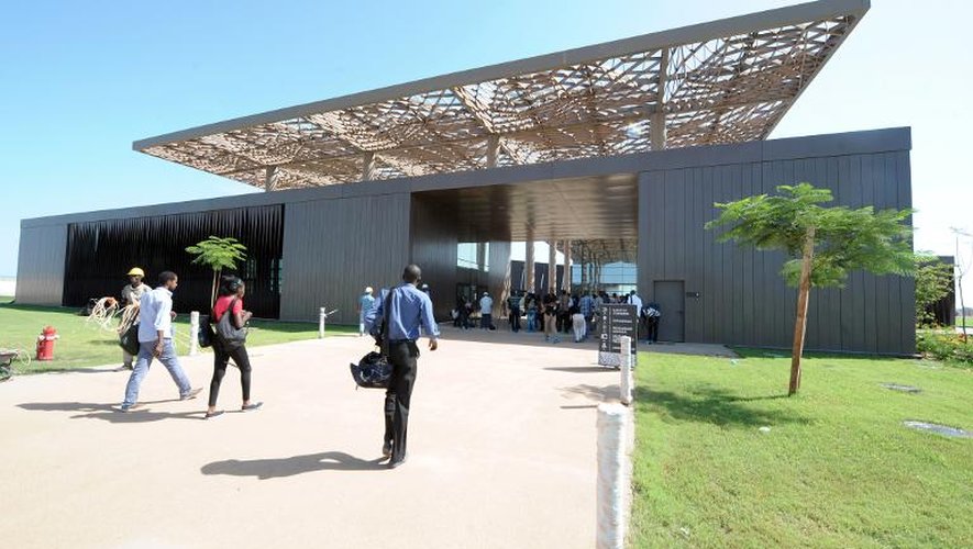 Vue extérieure, réalisée le 21 octobre 2014, du centre de conférence où se tiendra le sommet de la Francophie à Dakar