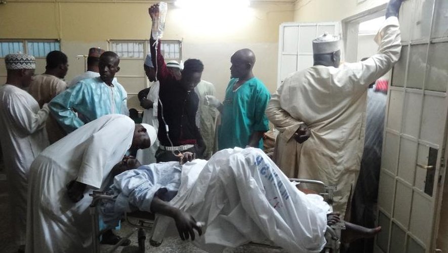 Une victime de l'attentat dans la mosquée de Kano (nord du Nigéria) est soignée à l'hôpital, le 28 novembre 2014