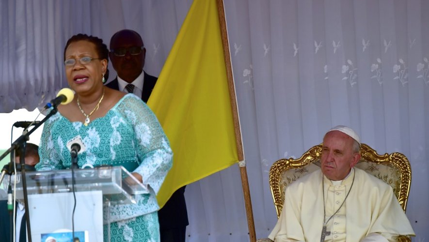 La présidente de transition centrafricaine Catherine Samba Panza (g) et le pape François, le 29 novembre 2015 à Bangui