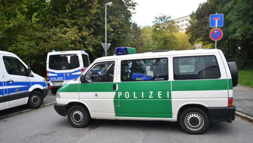 Des fourgons de police dans un quartier résidentiel de Chemnitz dans l'est de l'Allemagne, où les forces de l'ordre ont perquisitionné un appartement le 9 octobre 2016