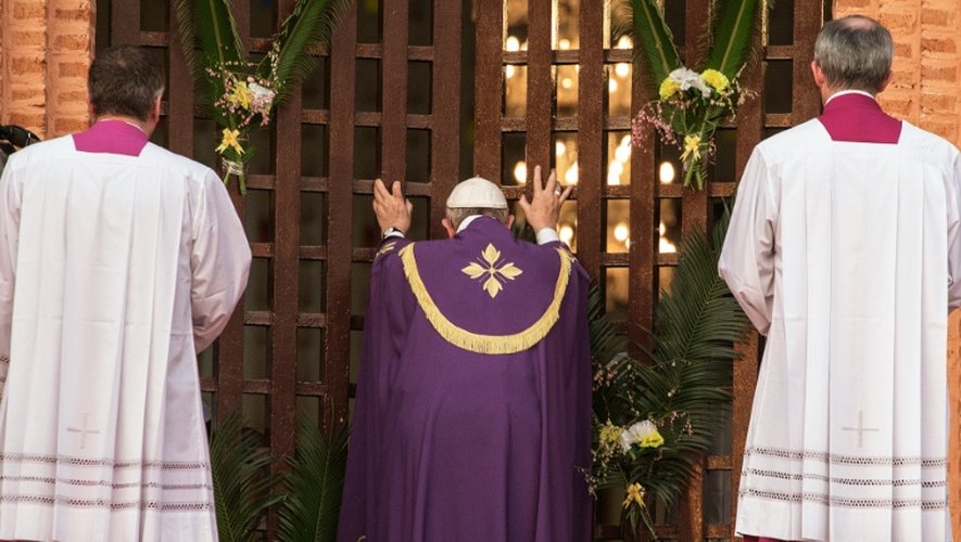 Le pape François ouvre la "porte sainte" de la cathédrale de Bangui, le 29 novembre 2015