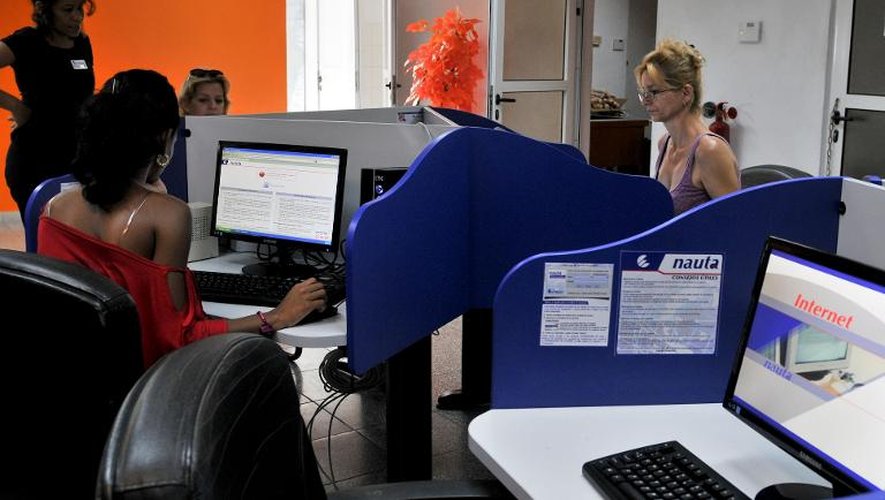 Des Cubains utilisent internet au bureau, le 28 novembre 2014