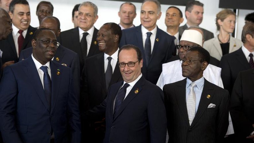 Le président François Hollande (c) au milieu des chefs d'Etat et de gouvernement lors du sommet de la Francophonie, le 29 novembre 2014 à Dakar