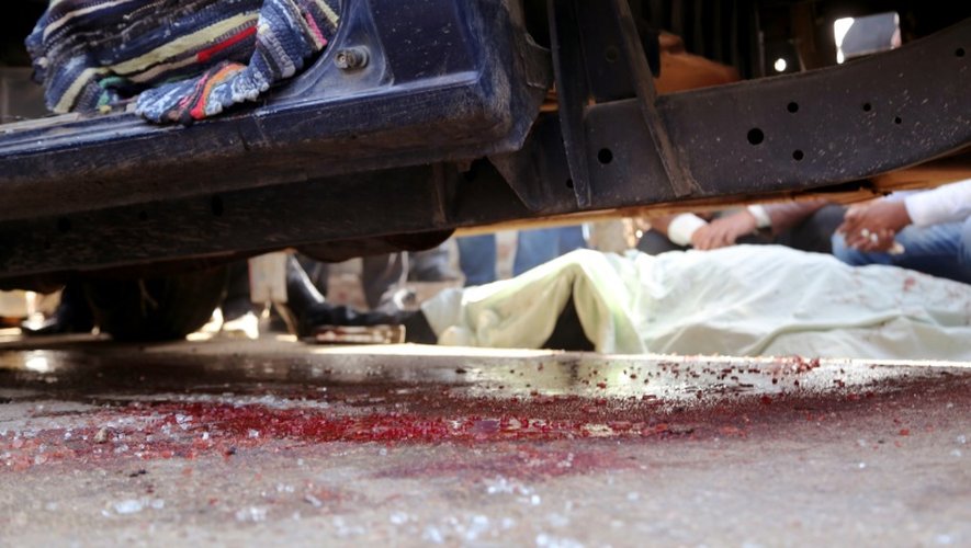 Du sang sur les lieux où quatre policiers ont été tués par des hommes masqués sur une moto au sud du Caire, le 28 novembre 2015