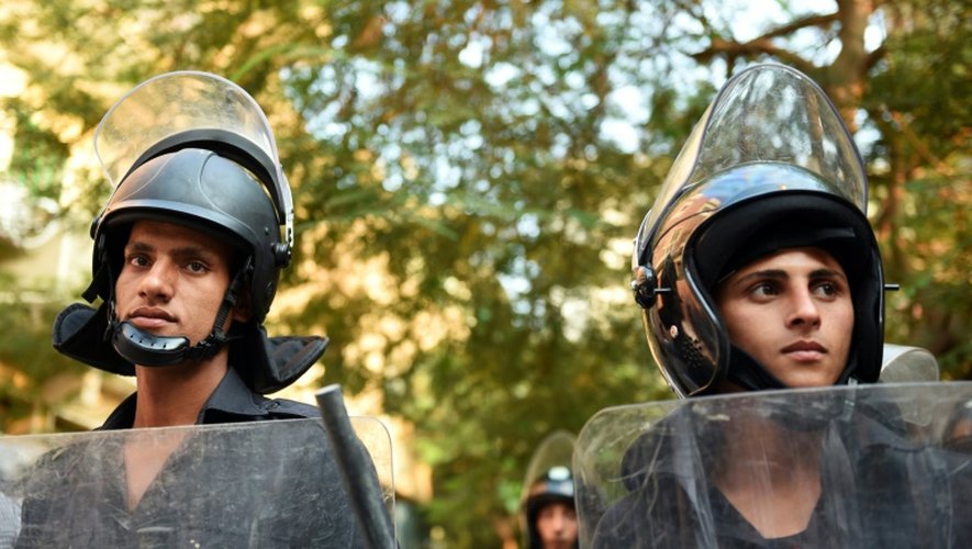 Des policiers égyptiens au Caire le 31 octobre 2015