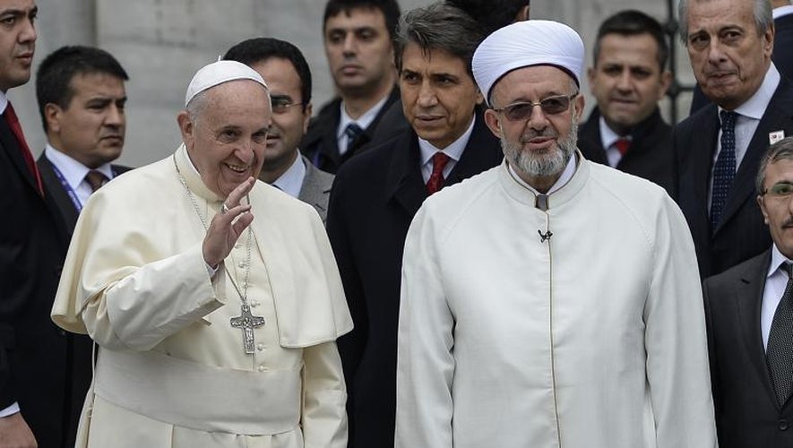 Le pape François (g) à la sortie de la Mosquée bleue, en compagnie du grand mufti d'Istanbul Rahmi Yaran, le 29 novembre 2014