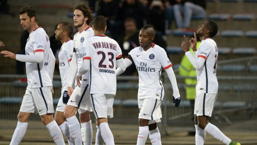 Les joueurs du PSG se congratulent après un but face à Lorient, le 21 novembre 2015 au Moustoir