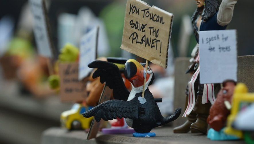Des figurines avec des messages contre le réchauffement climatique à Melbourne le 27 novembre 2015