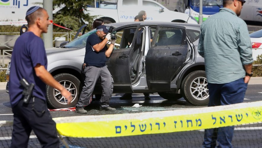 Des enquêteurs sur le site d'un attentat à Jérusalem-Est le 9 octobre 2016, qui a fait deux morts israéliens