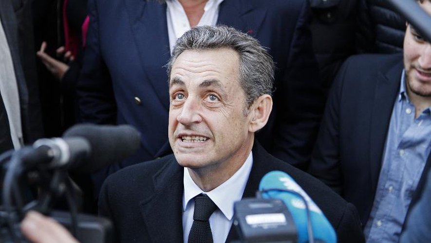 Nicolas Sarkozy avant son vote pour la présidence de l'UMP à Paris le 29 novembre 2014