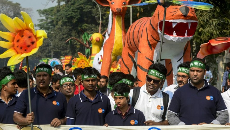 Des Bangladais manifestent contre le réchauffement climatique à Dhaka le 28 novembre 2015