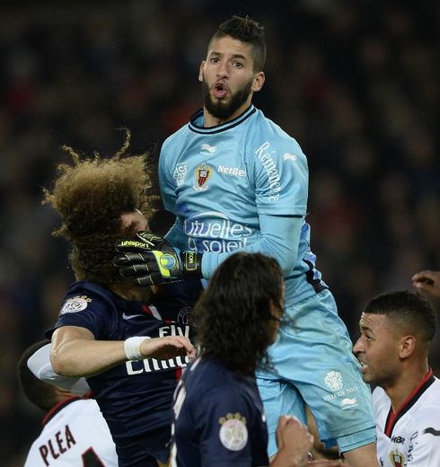 Le gardien niçois Mouez Hassen s'interpose devant le défenseur du Paris SG David Luiz (g), le 29 novembre 2014 au Parc des Princes