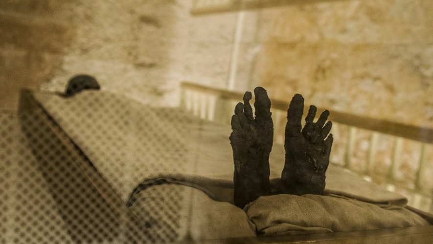 La momie du roi Toutankhamon dans une vitrine climatisée dans la Vallée des Rois près de Louxor, en Egypte, le 28 novembre 2015
