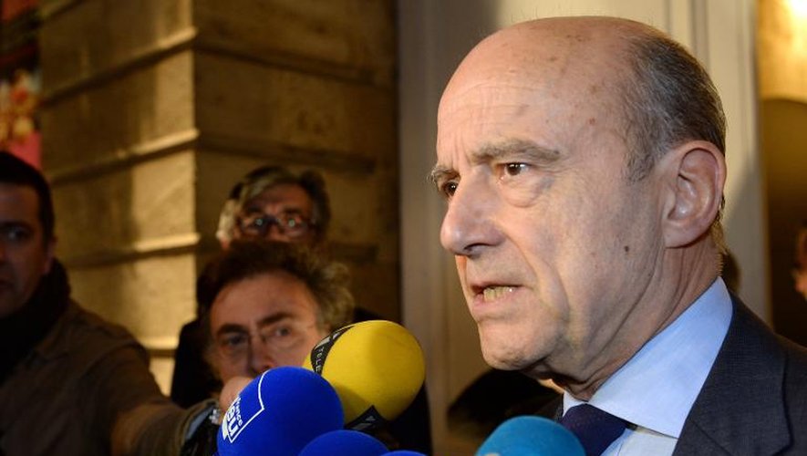 Le maire de Bordeaux Alain Juppé répond aux journalistes le 29 novembre 2014 à Bordeaux
