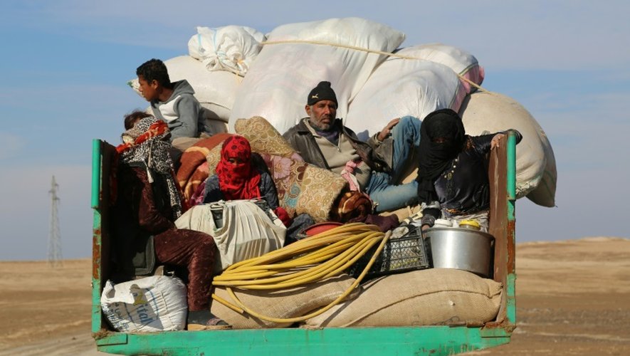 Des Syriens reviennent à Al-Hol, en Syrie, après le départ du groupe EI qui le contrôlait, le 19 novembre 2015