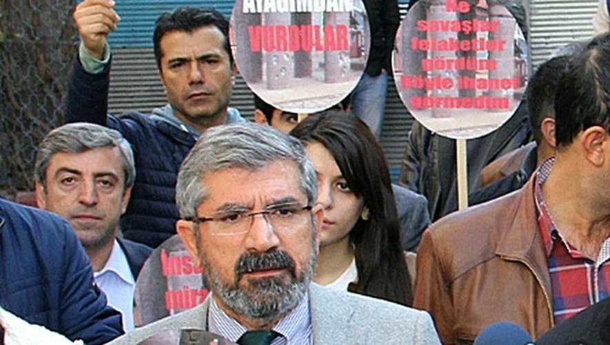 Le bâtonnier de l'ordre des avocats de Diyarbakir, Tahir Elçi, s'exprime pendant un rassemblement, peu avant d'être abattu, le 28 novembre 2015 à Diyarbakir, dans le sud-est de la Turquie