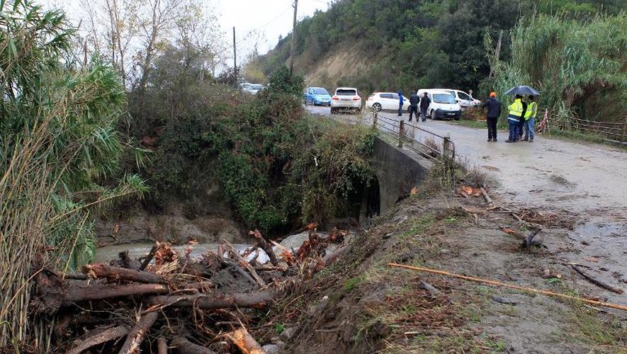 Les intempéries ont atteint la Corse où une route près de Aleria est devenue impraticable après de fortes pluies, le 29 novembre 2014